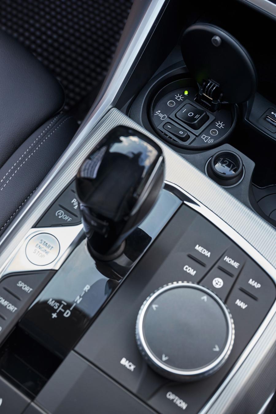 Детали интерьера BMW 320d xDrive Sondersignalanlage (G20) 2019 года  (фото 8 из 10)